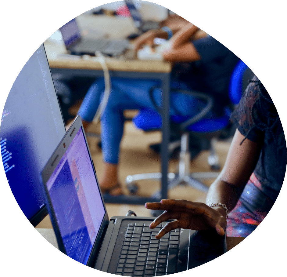 personne envoyant un email